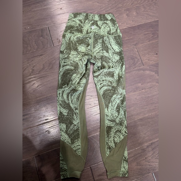 Lululemon super high rise size 4 super rare sea wheeze - Picture 3 of 4